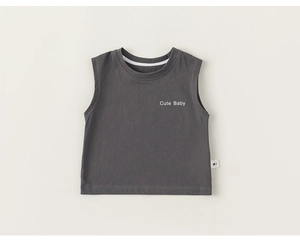 Détail d'un débardeur gris foncé pour enfant avec imprimé Cute Baby blanc sur coton doux