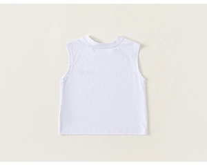 Détail du dos d'un débardeur blanc uni en coton pour garçon avec une coupe classique épurée