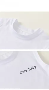 Détail du débardeur blanc en coton pour bébé avec imprimé Cute Baby et finitions soignées