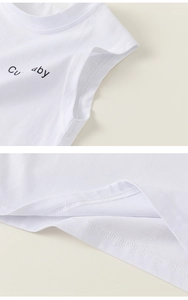 Détail du gilet blanc pour bébé en coton avec imprimé Cute Baby et coutures de qualité