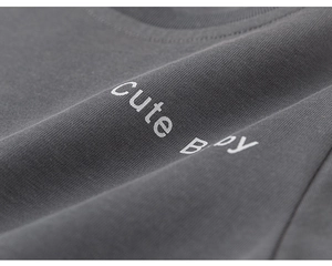 Détail d'un débardeur gris anthracite pour enfant avec imprimé Cute Boy et maille douce