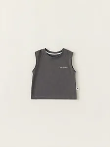 Gilet de bébé sans manches en coton gris foncé avec imprimé Cute Baby sur fond beige