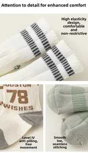Dettagli di calze in maglia anti-pilling con punta senza cuciture e motivi a righe