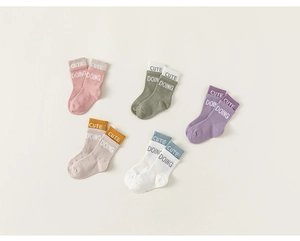Dettaglio di cinque paia di calzini in cotone a coste in colori Morandi per bambini