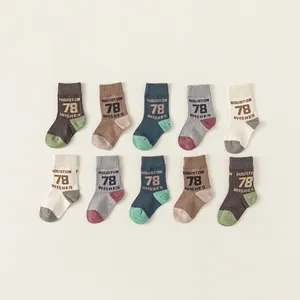 Chaussettes Mi-Hautes en Mélange de Coton pour Enfants Rétro Américain Lettre Nombre Multicolore Couleur Contrastée Respirant Chaussettes de Sport