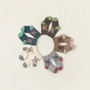 Lot de 5 paires de chaussettes mi-mollet en coton pour enfants avec revers et motifs lettres