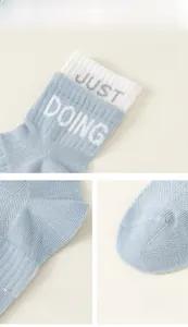 Dettaglio di calze in misto cotone con polsino elastico, tallone a Y e cucitura piatta