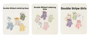 Dettaglio di calze in cotone per bambini in colori vivaci con stampe e righe