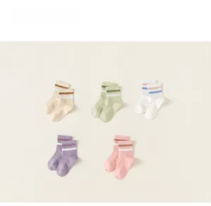 Dettaglio di 5 paia di calze di cotone multicolore per bambini in tonalità pastello