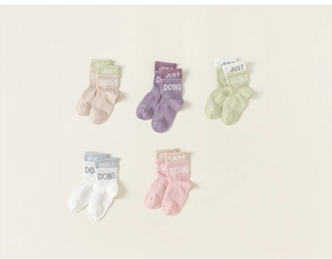 Dettaglio di cinque paia di calzini in cotone a coste per bambini in colori pastello