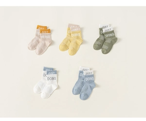 Dettaglio di cinque paia di calzini in cotone a coste per bambini in colori assortiti