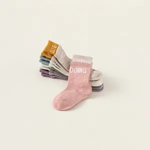 Cinque paia di calzini medi in cotone multicolore per bambine con lettere decorative