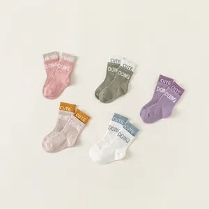Set di cinque paia di calzini in cotone per bambini in eleganti colori Morandi