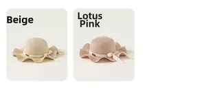 Dettaglio di cappelli di paglia per bambine in beige e rosa loto con fiocchi di nastro