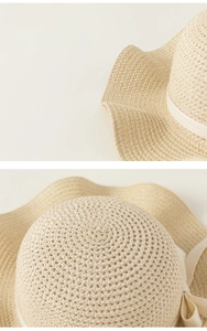 Dettaglio della trama in paglia intrecciata e tesa ondulata su cappello di paglia beige