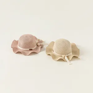 Cappello di paglia per bambine con tesa a onde e fiocco nei colori rosa e beige
