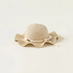 Cappello da sole in paglia per bambina con tesa ondulata e fiocco, stile mare elegante