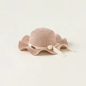 Cappello da sole in paglia rosa antico per bambina con fiocco e tesa ondulata estiva