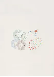 Détail de bavoirs en coton pour bébé avec imprimés dessins animés et fermeture à pression
