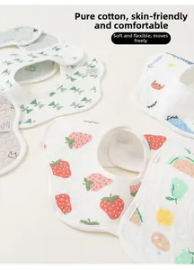 Détail de bavoirs en coton matelassé doux avec divers imprimés et boutons-pression