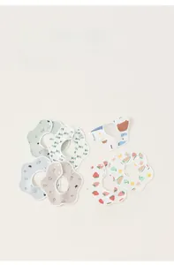 Vue détaillée des bavoirs pétales à 360 degrés avec motifs d'animaux et de fruits