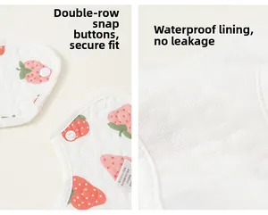 Détail d'un bavoir imperméable pour bébé avec imprimé fraise et fermeture à double bouton