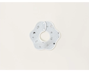 Vue détaillée du bavoir bébé imperméable bleu clair avec texture de coton gaufré