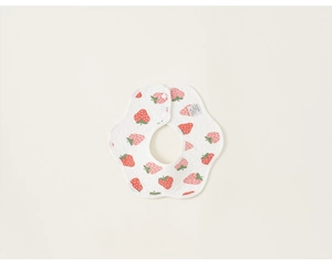 Détail d'un bavoir imperméable en coton avec motif fraises et fermeture par bouton-pression