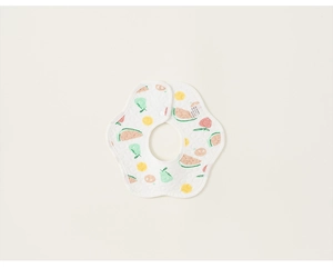 Détail macro du bavoir bébé en forme de pétale avec imprimés fruits et texture coton doux