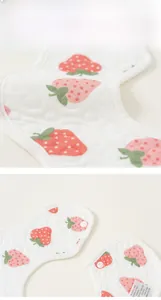 Détail du bavoir bébé en coton avec motif fraise et couche imperméable en TPU souple