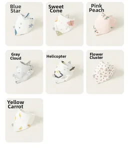 Vue détaillée de sept bavoirs en coton pour bébé avec motifs variés et boutons-pression