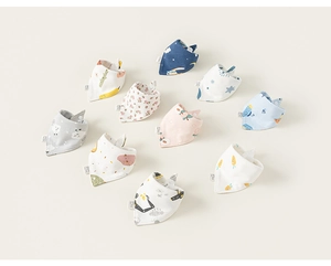 Vue à plat de plusieurs bavoirs imperméables en coton pour bébés aux motifs variés