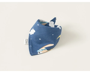 Gros plan du bavoir en coton pour bébé avec imprimé lapin et tissu imperméable