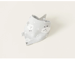 Détail d'un bavoir bébé gris en coton avec motif nuage et bouton pression sécurisé
