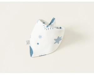 Détail d'un bavoir en coton pour bébé avec motifs d'étoiles bleues et bouton pression