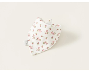 Vue détaillée du bavoir floral en coton pour bébé avec texture douce et étiquette