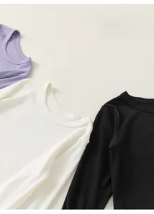 Dettaglio di t-shirt a maniche lunghe in cotone a coste per bambine in viola, bianco e nero