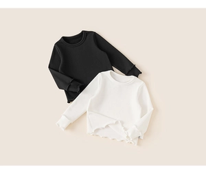 Dettagli di maglie a maniche lunghe per bambini con elegante bordo a onde nero e bianco