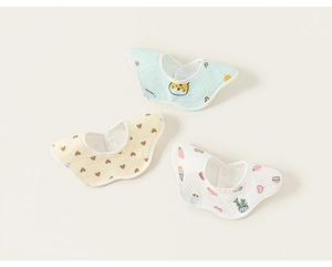 Détail de trois bavoirs pétales en coton imperméables à 360 degrés aux motifs de tigre