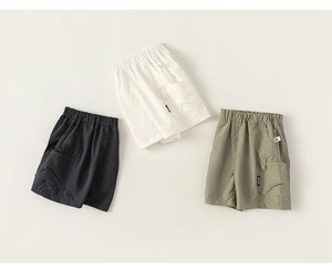 Detail van cargoshorts in zwart, wit en groen met elastische taille en zijzakken