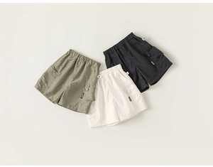 Detail van cargoshorts voor jongens in olijf, beige en zwart met elastische taille en zakken