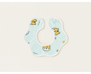 Détail d'un bavoir bébé bleu clair en forme de pétale avec motif tigre et texture