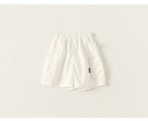 Detail van witte cargoshorts met elastische tailleband en zak met zwart label