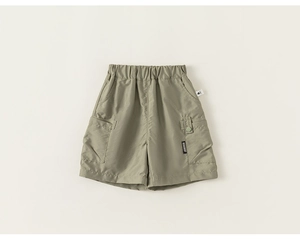 Detail van de olijfgroene cargo short voor kinderen met elastische taille en zakken