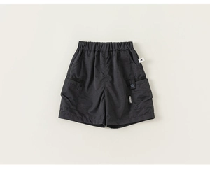 Detail van donkergrijze cargo short voor kinderen met elastische taille en zak