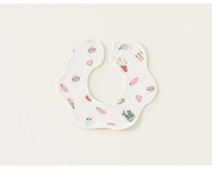 Détail d'un bavoir bébé à 360 degrés en coton avec motifs de dessins animés