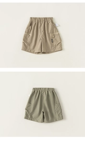 Detail van cargoshorts voor jongens met elastische taille en grote zakken in kaki en olijf