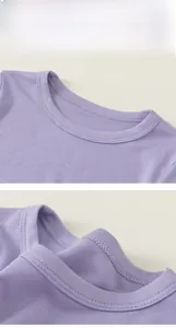 Dettaglio maglietta lavanda con scollo rotondo, cuciture doppie e trama a costine fine