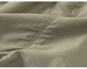 Detailopname van de olijfgroene cargo short stof met duurzame dubbele stiksel details