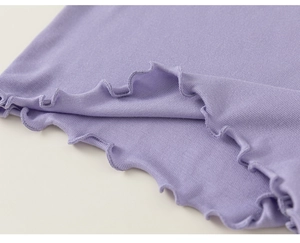 Dettaglio in maglia a coste lavanda con bordo a volant per t-shirt da bambina morbida